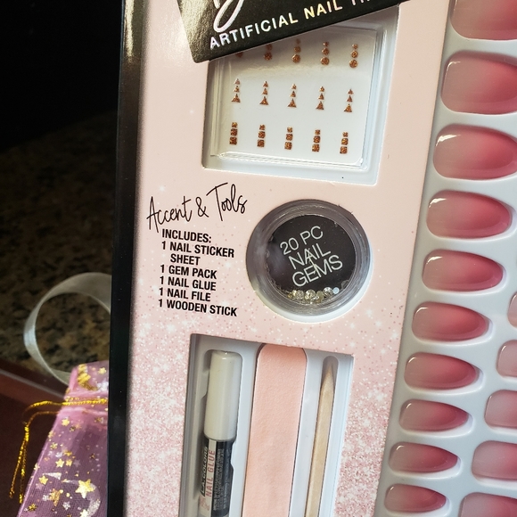 L.A. Colors Dream Artificial Manicure Nail 29 piece Set with Gems Pink & White - Picture 8 of 11